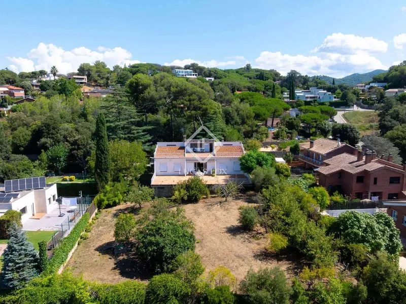 Chalet en Vallromanes a Reformar con Piscina y Gran Parcela