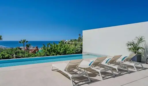 Villa Moderna en Adeje 585m2 3 Dormitorios Piscina Infinita