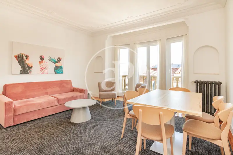 Apartamento en Madrid Centro con Terraza - 2 Dormitorios - Ideal para 5 Personas