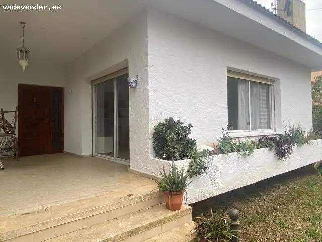 Chalet en Chiva con Piscina y Jardin Ideal para Familias