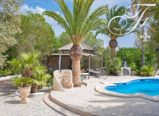 Chalet en venta en Ibiza: Villa Mediterránea con Licencia Turística