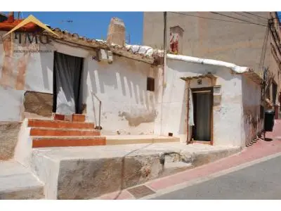 Casa Barata para Reformar en Dos Partes con Chimenea