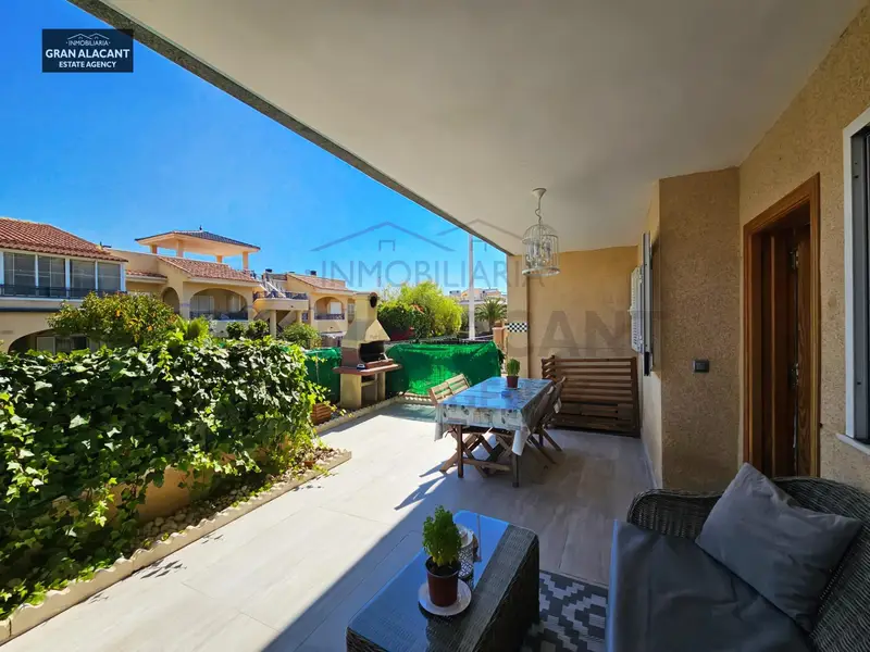 Venta de casa con piscina y terraza en Gran Alacant (Santa Pola), Novamar