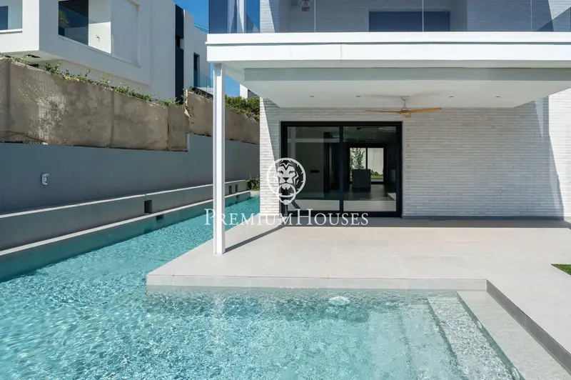 Chalet Moderno en Sitges con Piscina y Garaje Grande