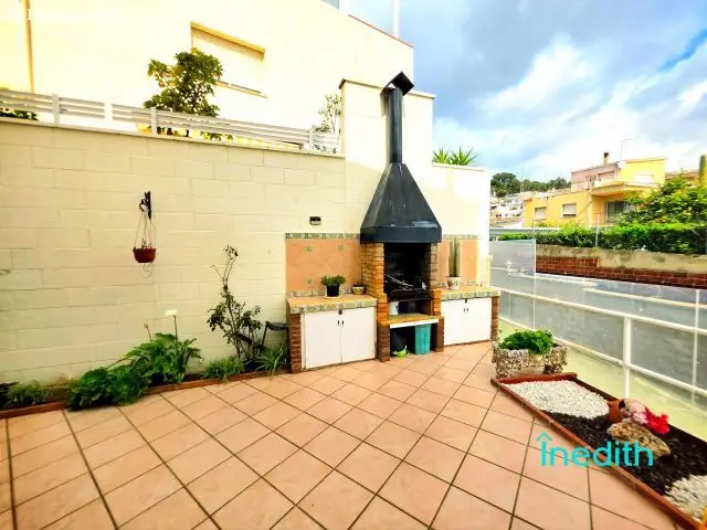 Amplia Casa Apareada En Entorno Idílico En Albarosa -Viladecans