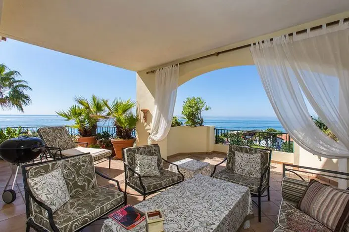 Atico 3 Dormitorios Primera Linea de Playa Elviria Marbella
