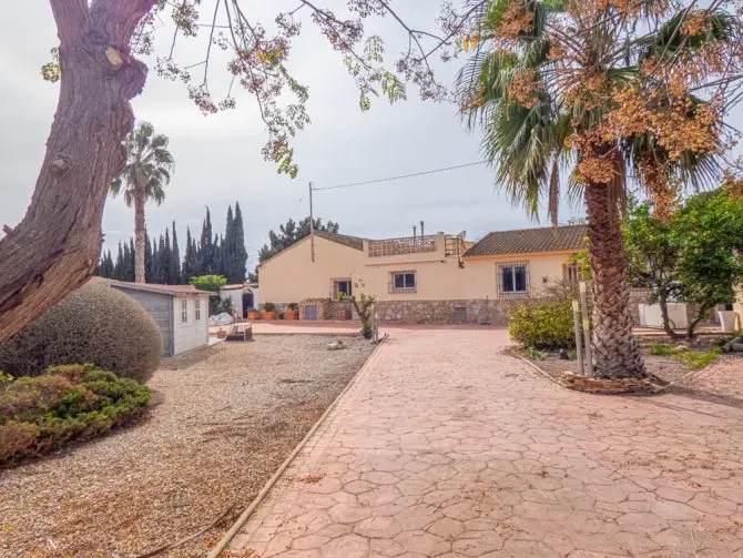 Finca de Lujo con 4 Dormitorios y Piscina Privada