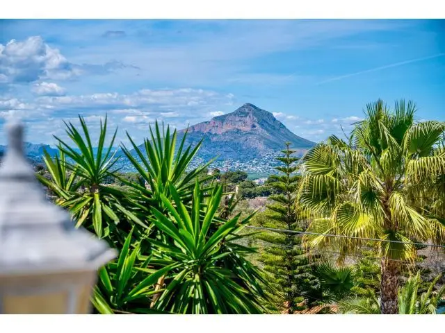 Chalet en Venta en Javea con Vistas al Mar y Piscina Privada
