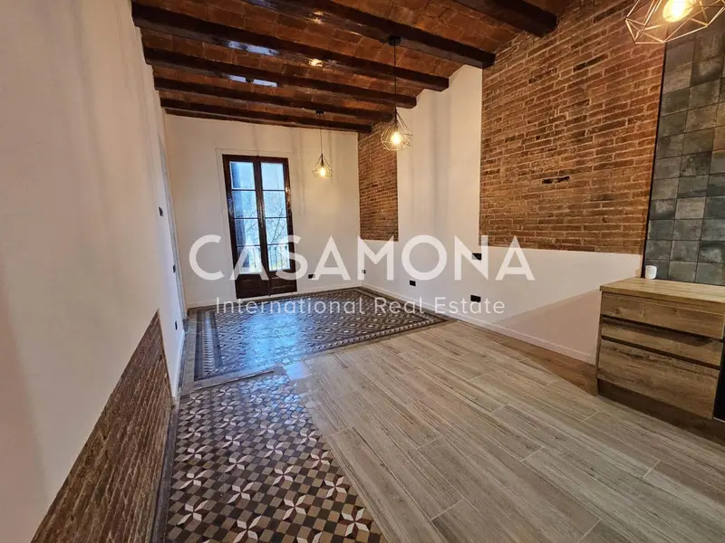 Apartamento Reformado Sant Antoni Barcelona Techos Altos Balcon