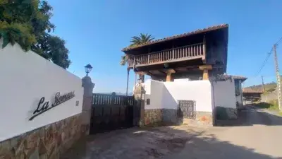 Casona Asturiana en Venta:  Amplia Propiedad con Encanto y Jardines