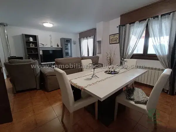 Adosado en Sojuela con 4 Dormitorios y Terraza de 50m2