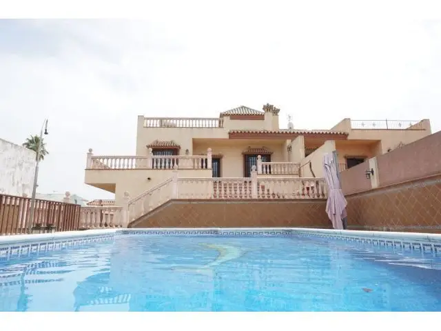 Chalet en Alquiler Chipiona 7 Dormitorios Piscina Privada Jacuzzi