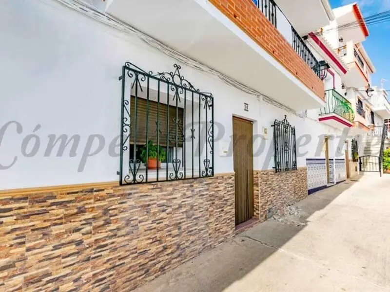 Casa Adosada 5 Dormitorios Sayalonga Malaga