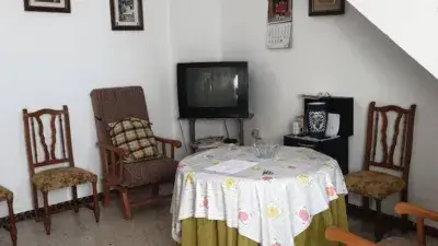 Chalet Reformado en Ubrique: 2 Dormitorios, Vistas y Patio