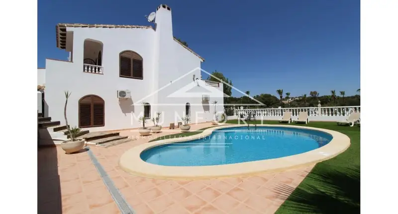 Chalet en Villamartin Orihuela Alicante con Piscina Privada y Vistas al Golf