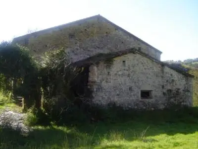 Casona de piedra en Valdáliga para reformar con finca de 31000m2