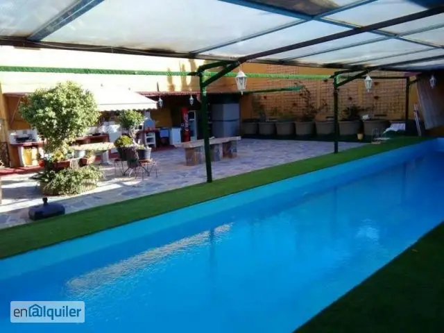 Casa de campo con parcela y piscina privada, solo larga temporada