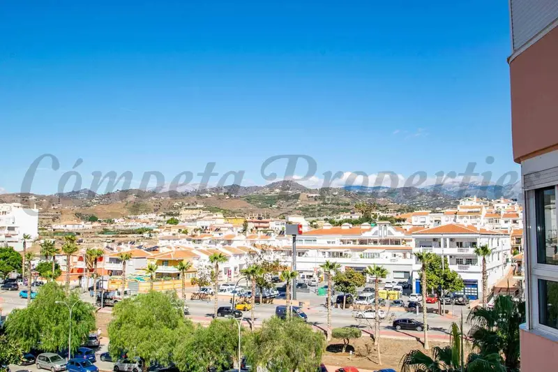 Apartamento en Torrox Costa con Vistas al Mar y Piscina