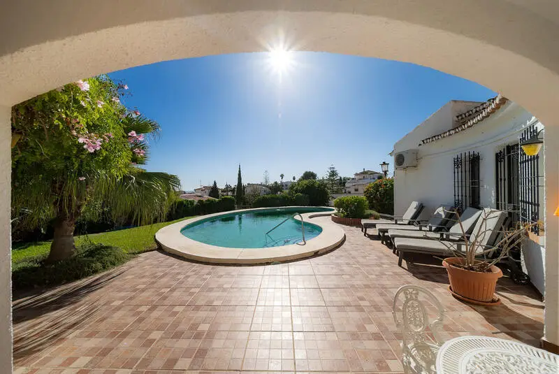 Villa de Lujo con 5 Dormitorios y Piscina Privada en Monte Alto