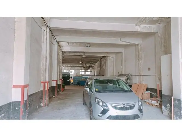 Amplio Conjunto Comercial en Ferrol: Tres Locales y Nave Industrial