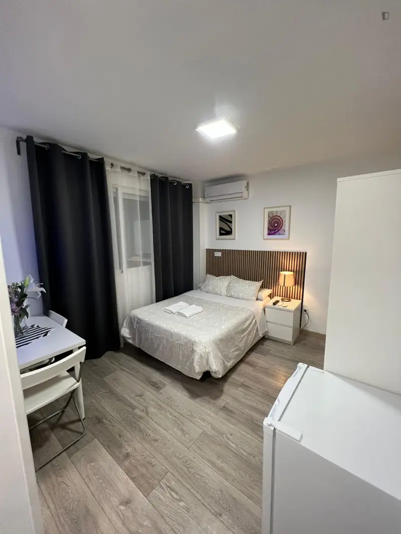 Estudio Moderno en Madrid con Wifi y Cocina Equipada
