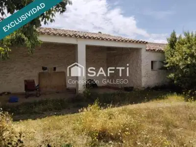 Casa en Cinco Casas con Jardín y Dos Naves
