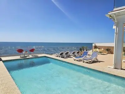 Villa en Primera Linea de Playa El Chaparral  Malaga España