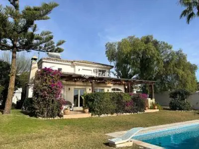 Casa en Calahonda con Vistas al Mar y Piscina Privada