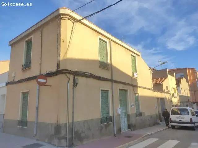 Casa en Esquina para Reformar en Almansa San Isidro
