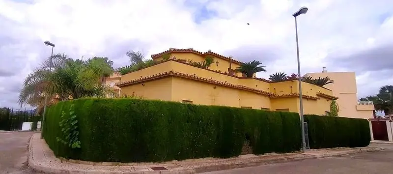 Chalet en Venta Oliva Nova Playa Piscina 270m2