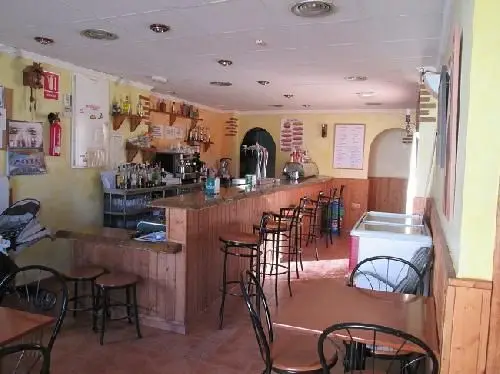 Venta Local Comercial con Terraza y Apartamentos Turisticos en Cariatiz