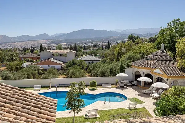 Casa señorial en Granada con piscina y amplios espacios