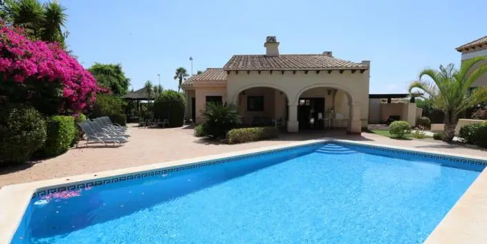 Villa de Lujo en venta 4 Dormitorios 3 Baños Hacienda del Alamo