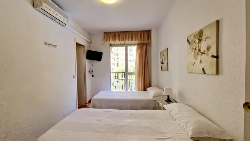 Hostal con 12 Habitaciones en Fuengirola: Increíble Oportunidad de Inversión