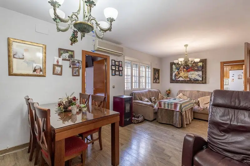 Adosado 236m² en Granada: Dos Viviendas Independientes