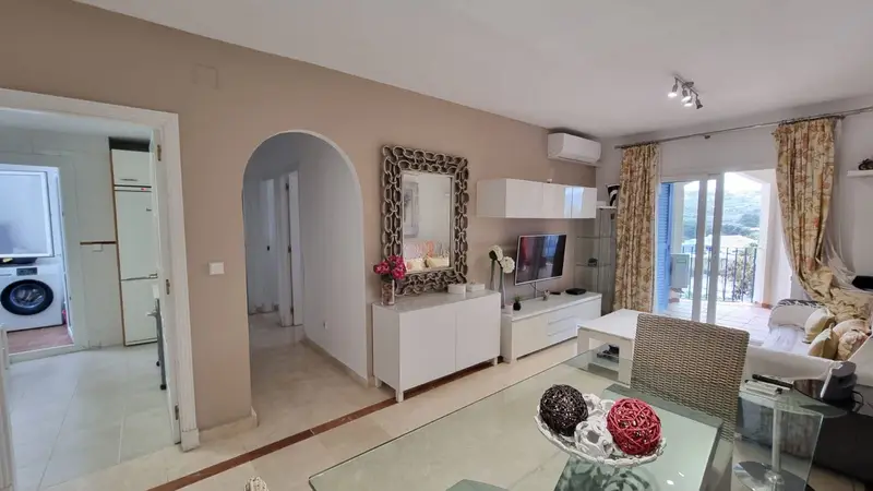 Apartamento en San Luis de Sabinillas con 2 dormitorios y vistas al mar
