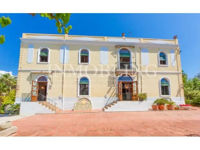 Casa con Vistas al Mar y Gran Terreno