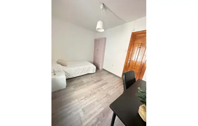 Alquiler Habitacion Granada Calle Jarreria Estancia Media Larga