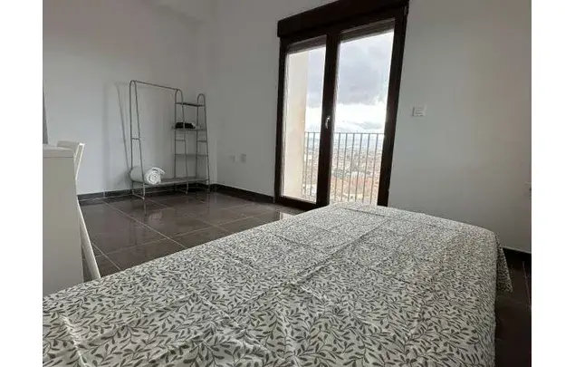 Habitaci
ón Amueblada en Granada con Piscina y Balc
ón