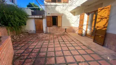 Casa Adosada en Alquiler en Sagrera 160m2 Jardin 600m2