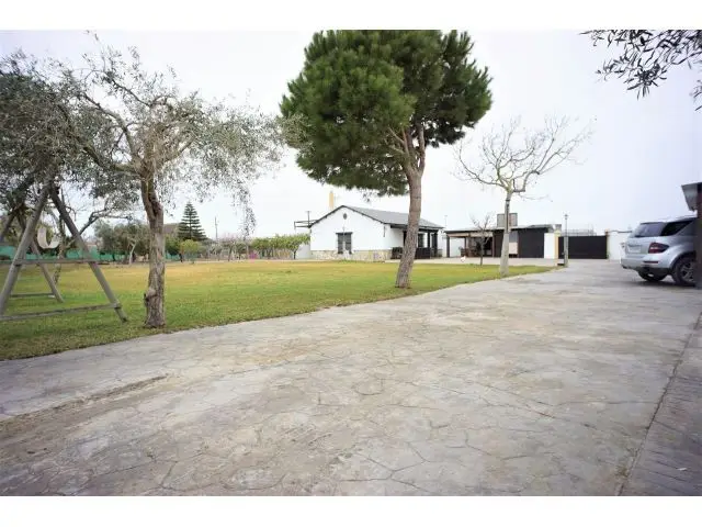 Casa Rural en Chipiona con Piscina y Garaje Cerca de Rota