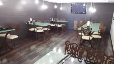 Casa en Venta en Avilés: Gran Propiedad de 3 Plantas con Patio