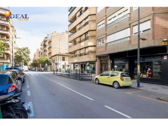 Local Comercial en Venta en Granada Alhamar