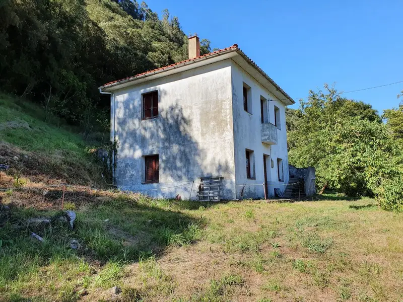 Venta Casa con Terraza en Salas Ref 22873