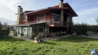Chalet en Venta Villarrodrigo de las Regueras 4 Dormitorios 5 Baños