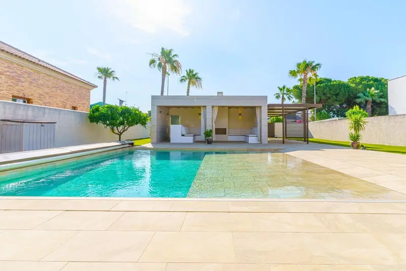 Chalet en venta en Aljaraque con piscina y amplio jardin