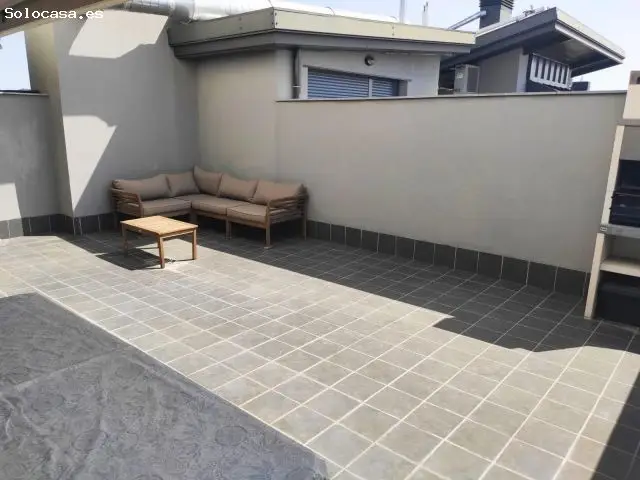 Ático en venta con terraza y piscina comunitaria