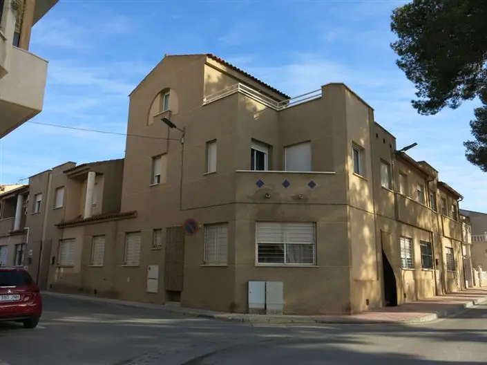 Casa adosada de 3 dormitorios en Pinoso