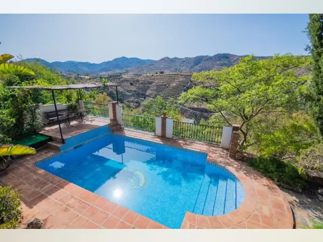 Casa Rural con Piscina Privada en Guaro para 5 Personas