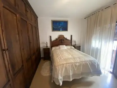 Casa Elegante Olvera: 5 Dormitorios, Terraza y Patio Interior